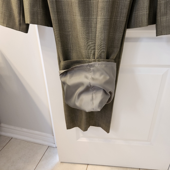 Womens pant suit. Size 15. Olive Green - Picture 4 of 5